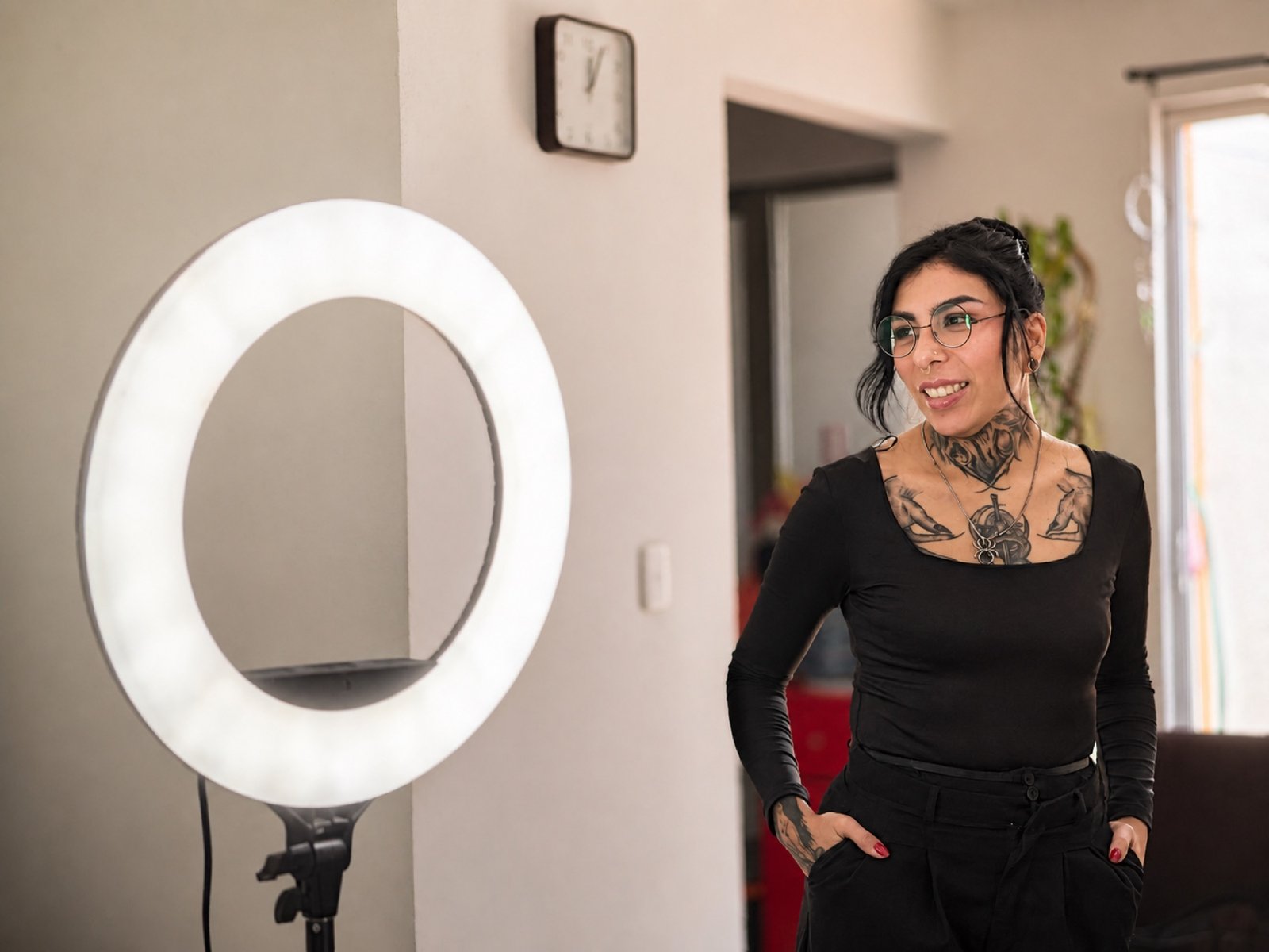 Anna Torres sonriendo junto a su aro de luz