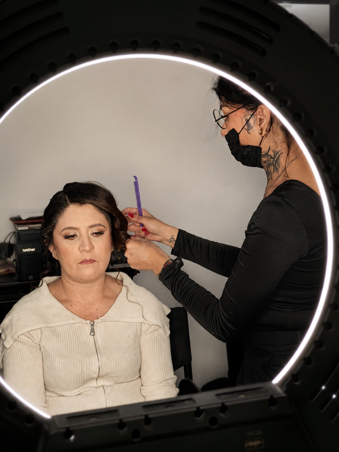 Anna durante una sesión de maquillaje